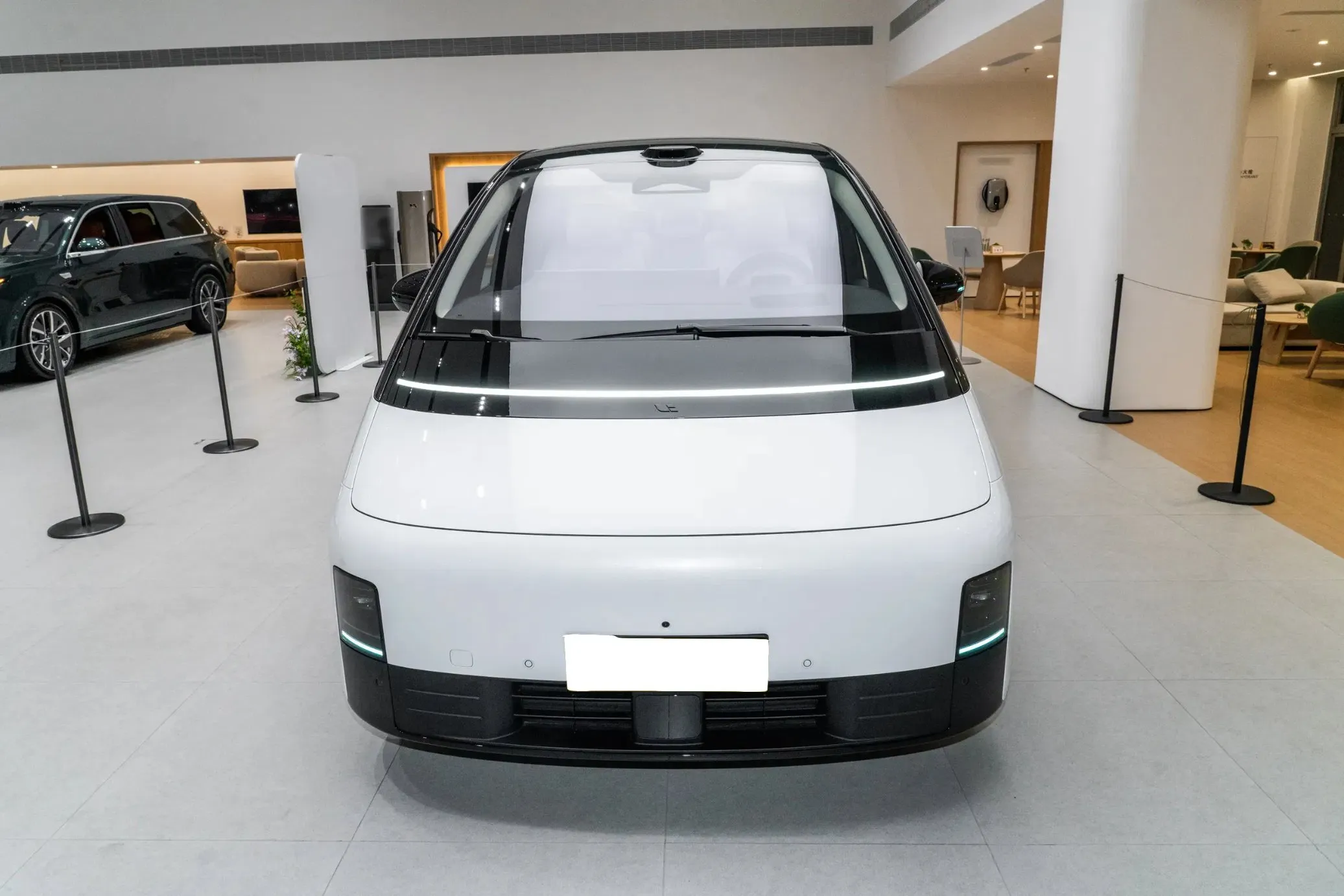 imgi_100_Li-Auto-Mega-2025-New-Electric-Car-for-Large-Space-Luxury-MPV-Car Lixiang Mega Auto Hybrid MPV– In Stock in China | CAR IN CHINA - Image 1