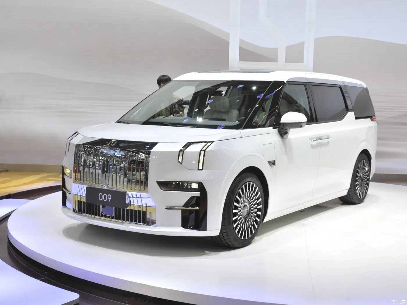 imgi_83_Geely-Zeeker-009-5-Door-6-Seats-Luxury-Electronic-MPV-EV-Car-2023-Version-Spot-Wholesale Geely Zeeker 009 – Buy Direct from China | CAR IN CHINA® - Image 1